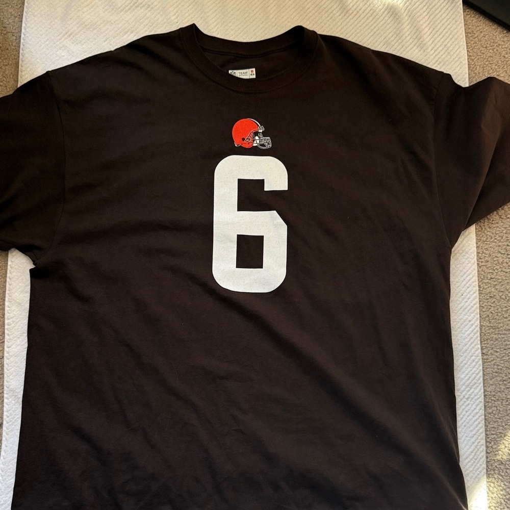 Men's Black and Orange Graphic Tee